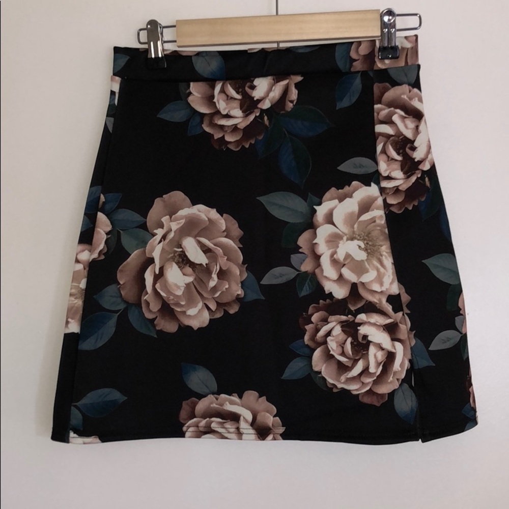 Missguided Floral Skirt. NEVER WORN